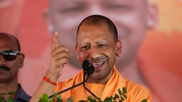 BL Santosh reached UP Sadan to meet CM Yogi Adityanath Before meeting With PM Modi यूपी में मचे घमासान के बीच योगी आदित्यनाथ से मिलने पहुंचे बीएल संतोष, मुलाकात जारी